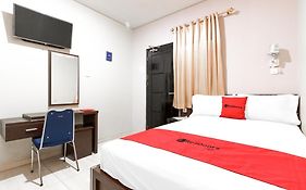 RedDoorz Plus near Pantai Malalayang Manado